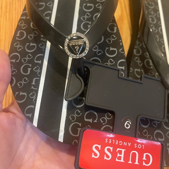 GUESS Woman’s Black Sy Flip Flops Size 9 NWT - Picture 2 of 5